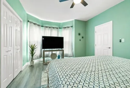 Beautiful fully remodeled 1 bd apt w King size bd Hotel a Erie