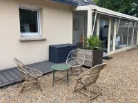 Vacation home on enclosed land 800 metres from the beach and shops Hôtels à : Mesquer