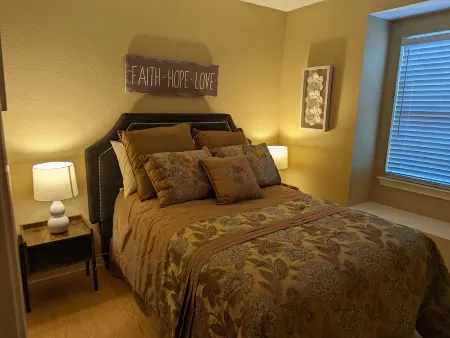 Minutes to Lake Palestine or Pine Dunes Golf Course sleeps 6 & allows pets