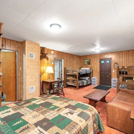 Riverfront Cabin ★ Views ★ Quiet ★ Fishing ★ Kayak