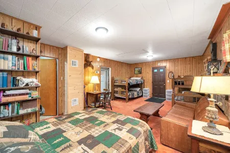 Riverfront Cabin ★ Views ★ Quiet ★ Fishing ★ Kayak