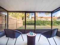 Newly renovated 2 Bed, 2bath home with private fenced in backyard. Hotel a Orange County