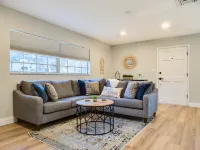 Newly renovated 2 Bed, 2bath home with private fenced in backyard. Hotel a Orange County