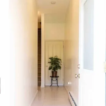 3rd Floor- Lovely, spacious, modern 1-bedroom apt.