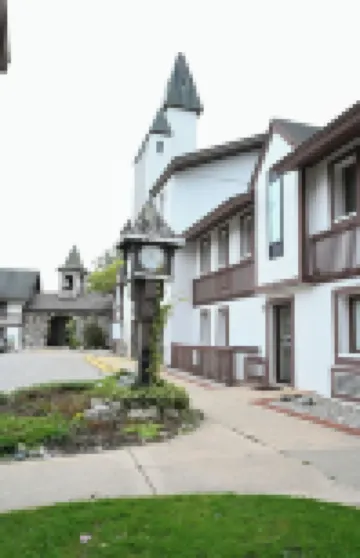 Schuss Village=Cozy Condo, Sleeps 4.  Close to Lakes, Golf, Pools, Boat Parking