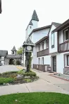 New rental! COZY condo, sleeps 4.  Close to LAKES, golf, pools, boat parking