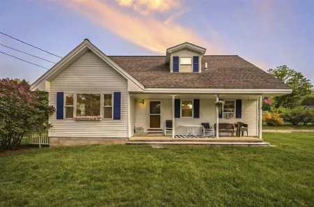 Walk to Walloon Village, 10 min to Petoskey or Boyne Mountain