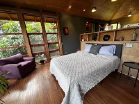 Tree Top Suite- Beautiful walk to Hanalei Bay Hotels in Princeville