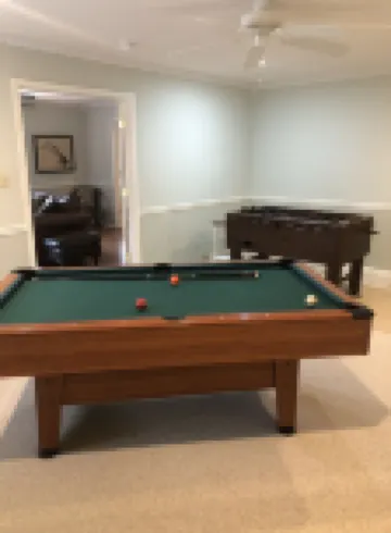 Beautiful Large Home Minutes from Lake Anna with Games & Hot Tub!!