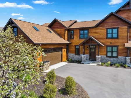 Downtown Sister Bay. 🐐🍻 🏖️ 2-story, 3 + 1 Bedrooms, 3.5 Baths. Loft & Game Room!