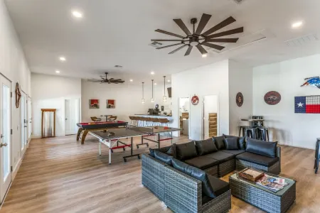 Hill Country Retreat I Private Pool & Hot Tub I Mins to Wineries & Town Square