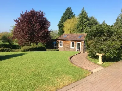 Orchard Cottage, 2 bedrooms, sleeps 4/6, lovely gardens. Hotels in 