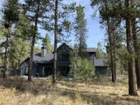 Luxury Sunriver Lodge, 3 King Suites, SHARC Passes, Hot Tub, EV, Sleeps 16!