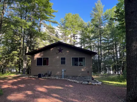 Beautiful 3 bed/2bath updated cabin w sandy swimmable frontage & great fishing.