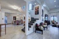 Historic Villa🚶1 min from Lake Hefner🏊 Hot Tub 🎱Pool Table🐶Friendly🎣Fishing