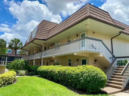 Beautiful 1ST floor condo across from Marco Island’s Residents Beach Отели в г. Марко-Айленд