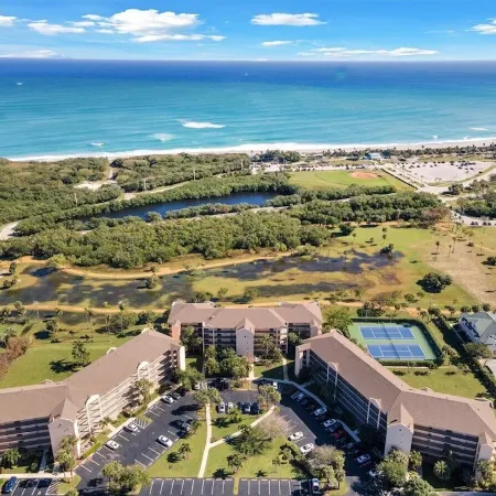 Jupiter Bay Resort Condo, steps to the beach! Comfortably sleeps family of 4!