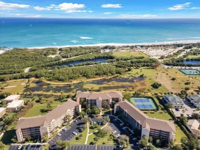 Jupiter Bay Resort Condo, steps to the beach! Comfortably sleeps family of 4! Hotels near The Loxahatchee River Center