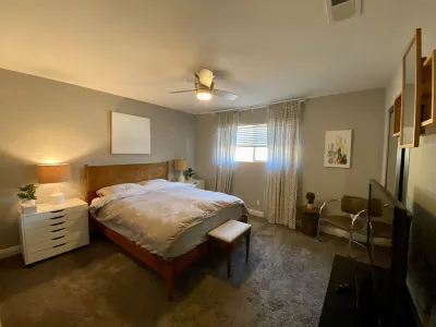 Desert Golf Retreat - Private Putting Green, Pool, Universal Tesla EV Charger Hotels near The Living Desert Zoo and Gardens