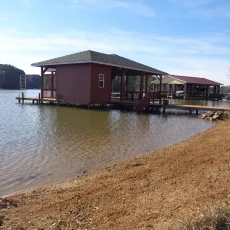 Beautiful 3 bedroom, 2 bath Log Home with Sandy Beach & Expansive Lake Views!!