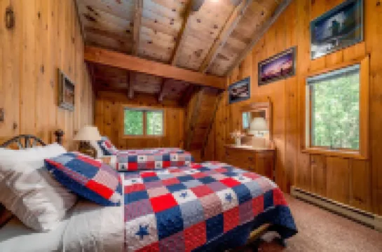 Rustic, cozy log home vacation retreat near Sister Bay.