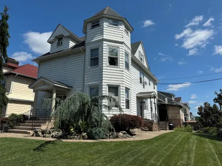 Huge 4BR/2Bath/Free Parking/NYC/ EWR/ MetLife/ 2 KING BEDS! Отели в г. Ньюарк