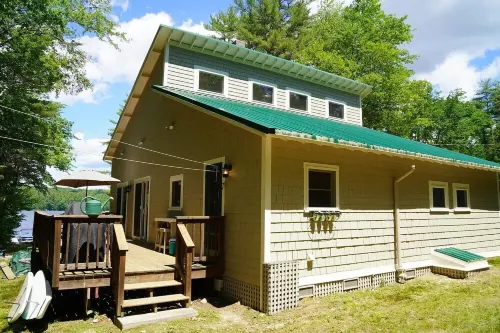 Cozy pet-friendly lakefront retreat in tranquil Bridgton.