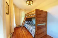 Breathtaking farmhouse with 4 bedrooms, Fishing, Kayaking, 6 acre pond!