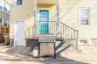 The Blue Sapphire: Modern & Stylish 2BR w/ 2 King Beds & Full Kitchen Hotels in Bridgeport