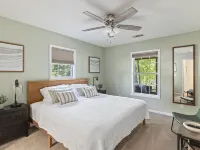 Beautiful Lakefront Getaway! Stunning Waterfront Views and Direct Lakefront.