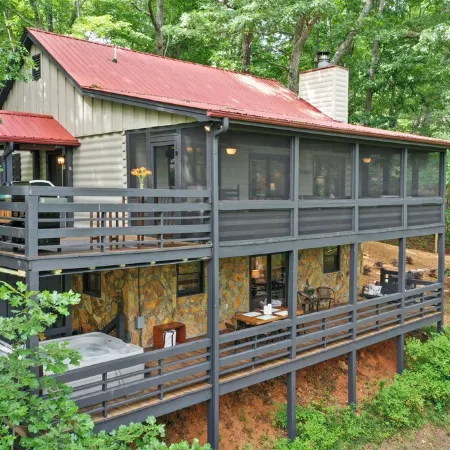 Mountain Crest Cottage Fabulous Fire Pit and 5 Minutes to Downtown Blue Ridge!
