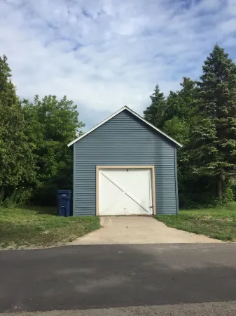 Cozy home, short walk to Crystal Lake