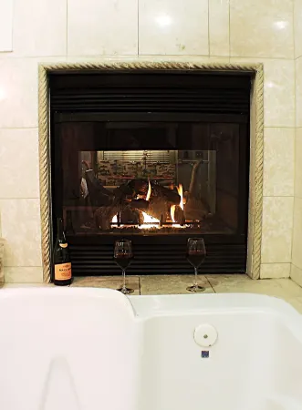 Romantic Spa Experience in Luxurious Creekside Honeymoon Cottage in the Landings