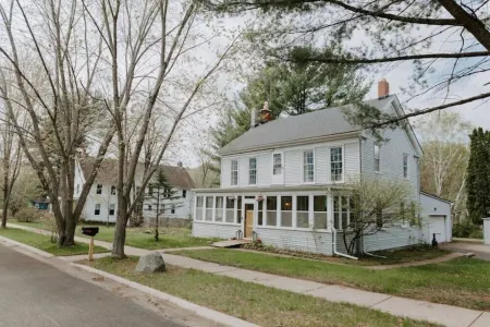 Fall Colors on the St Croix River with King Bed and New Sauna