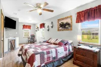 Cozy cabin retreat w/hot tub and fenced yard. Pet-Friendly!