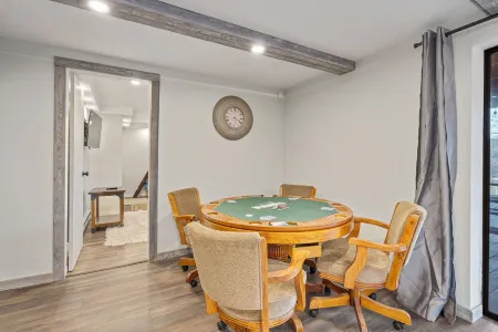 Cozy 4-bedroom cabin with jacuzzi hot tub. Overlooking ski /mnt bike slopes.