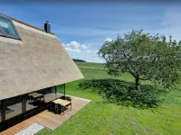 Thatched roof meets modernity, lake view; sauna, garden and much more... Hotele w: Putbus