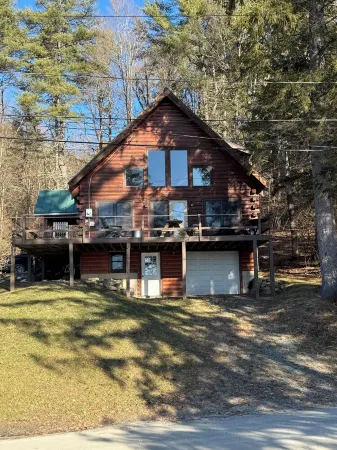 Charming 3-Bedroom + Loft Log Cabin at Lake Bomoseen in Castleton, VT. Sleeps 12