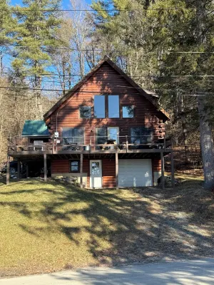 Charming 3-Bedroom + Loft Log Cabin at Lake Bomoseen in Castleton, VT. Sleeps 12