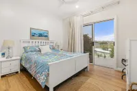 Newly Renovated - Bush Retreat by the Beach