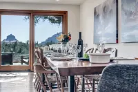Hiker's Paradise with infinity pool and trail access from backyard