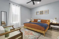 Beach Oasis 5-bedroom Single-Level Family Home within walking distance to Beach - مطابخ