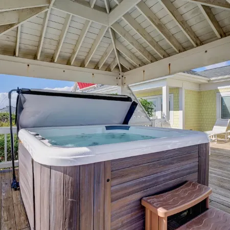 Hot Tub, BeachFront, Island Center, Walk to Restaurants
