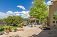 Large, Colorful, Santa Fe-Style Home SWAN 공원 주변 호텔