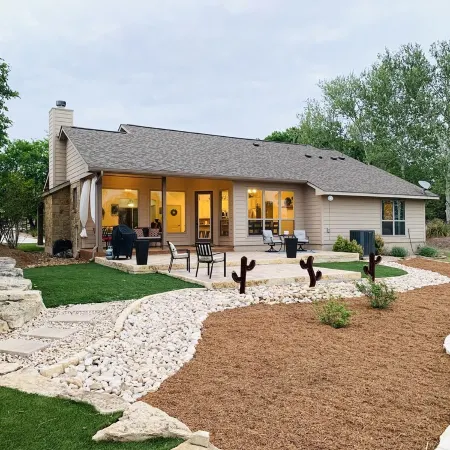 Quiet tree lined street, 1 minute from downtown Boerne