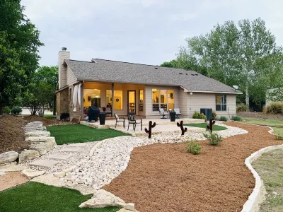 Quiet tree lined street, 1 minute from downtown Boerne