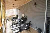 Cozy farmhouse! Pool table, fire pit, minutes to Lake James, downtown Marion!