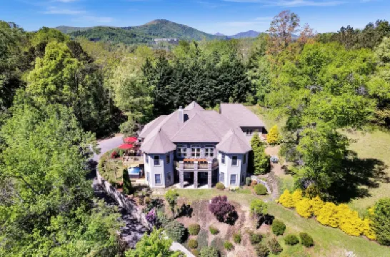 7BR/5BA Asheville Luxury Mansion w/Sauna/ Steam/ Cold/Hottub/Gamerm/MovieTheatre Hotels in 