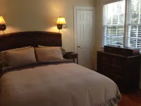 Charming 2BR/2BA Guest House on Historic 2 acres in downtown Summerville!