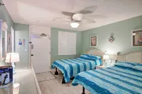 Spectacular views, direct oceanfront, separate bedroom !